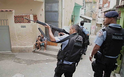 couverture de : Rio : la cit&eacute; des balles perdues